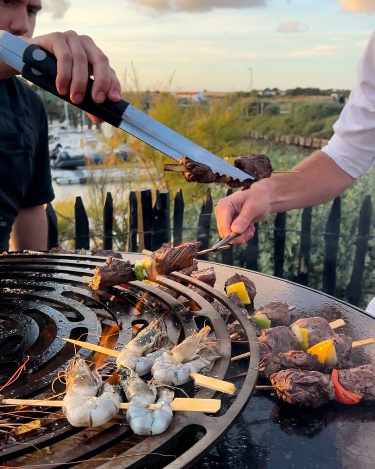Brochettes et viandes grillées sur la grille en spirale, au coucher du soleil