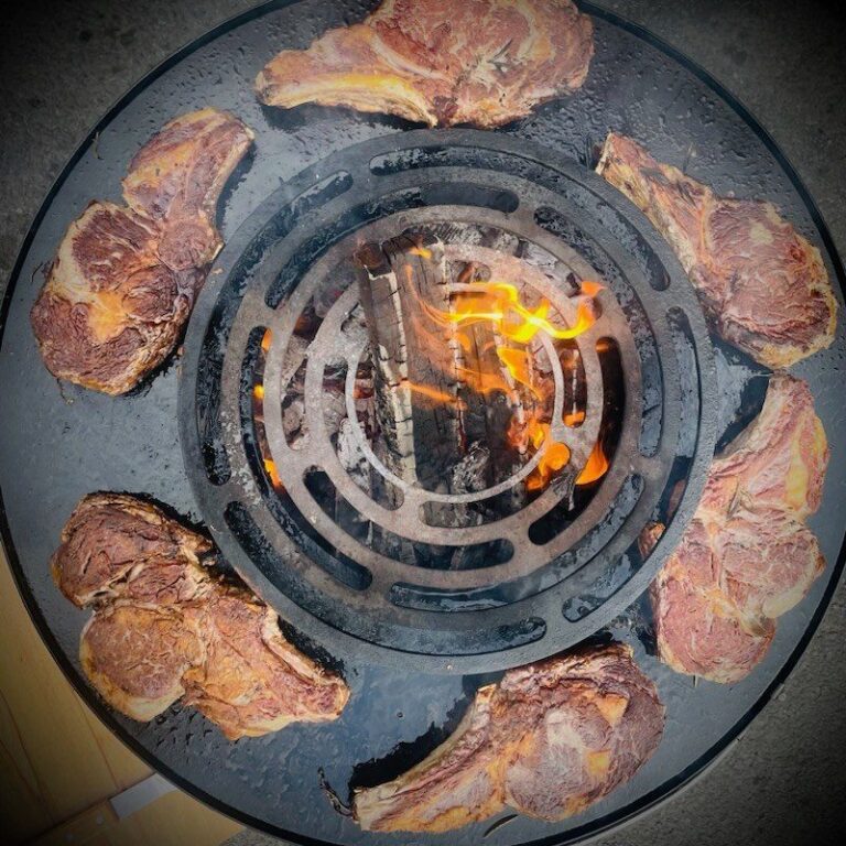 Côtes de bœuf en couronne autour du foyer, vue du dessus d'un braséro rond de 100