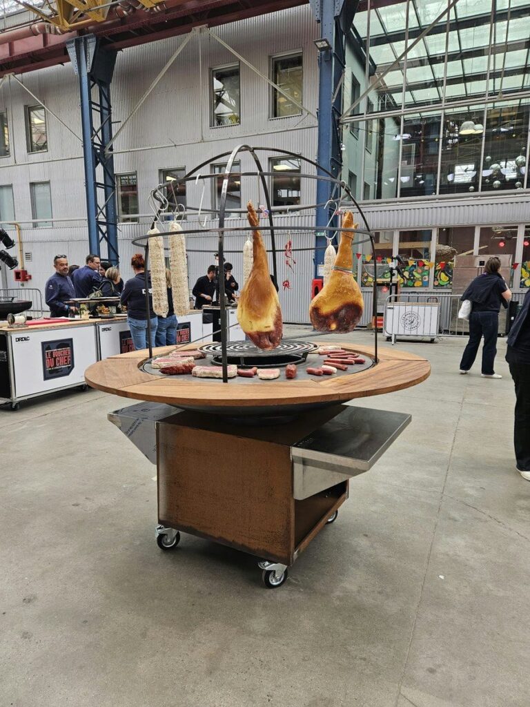 Braséro de 125 avec cage, tour en bois et tablette inox, jambons suspendus