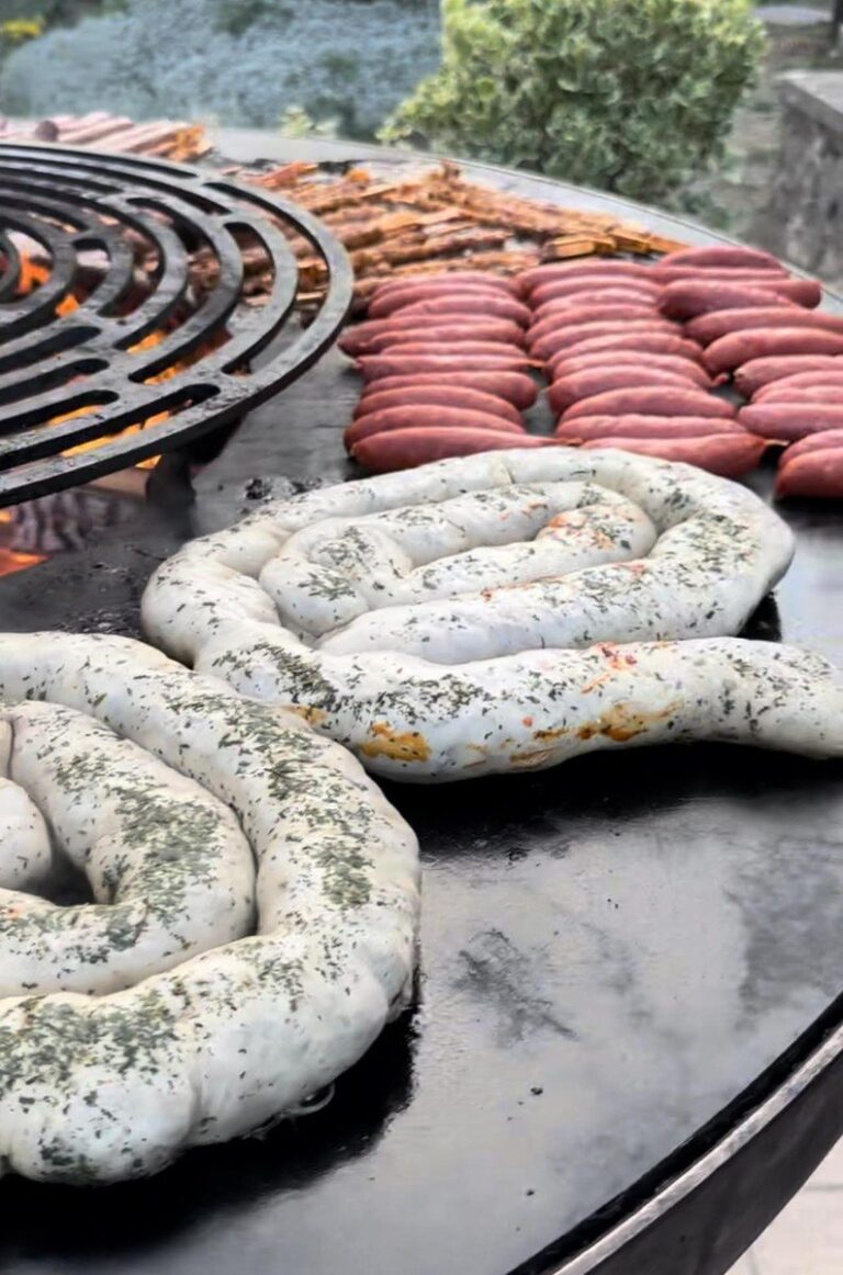 Boudins blancs aux herbes et merguez en spirale sur la plancha, grille ronde en haut