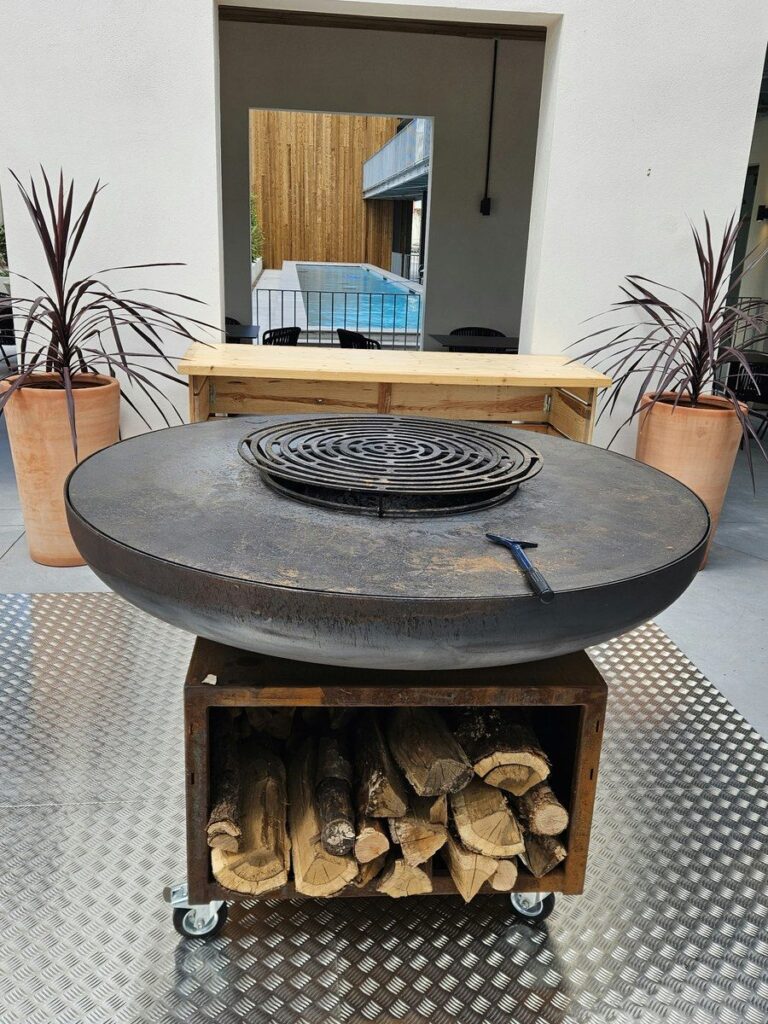 Braséro rond de 150 sur meuble à bûches, vue de face