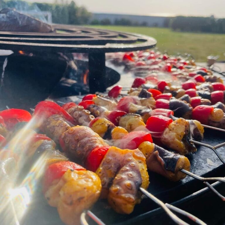 Brochettes de viande, poivrons et oignons sur la plancha