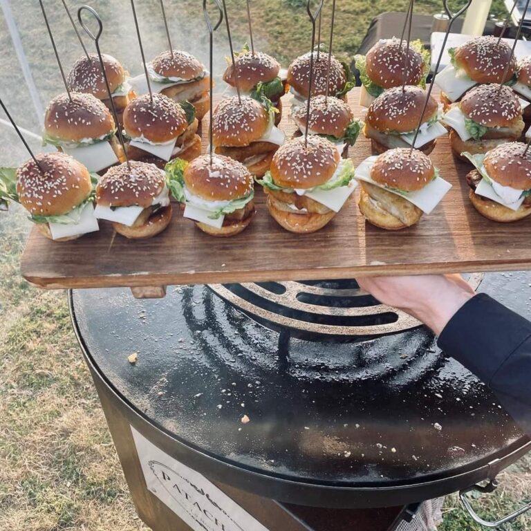 Mini-burgers dressés sur une planche au-dessus du braséro