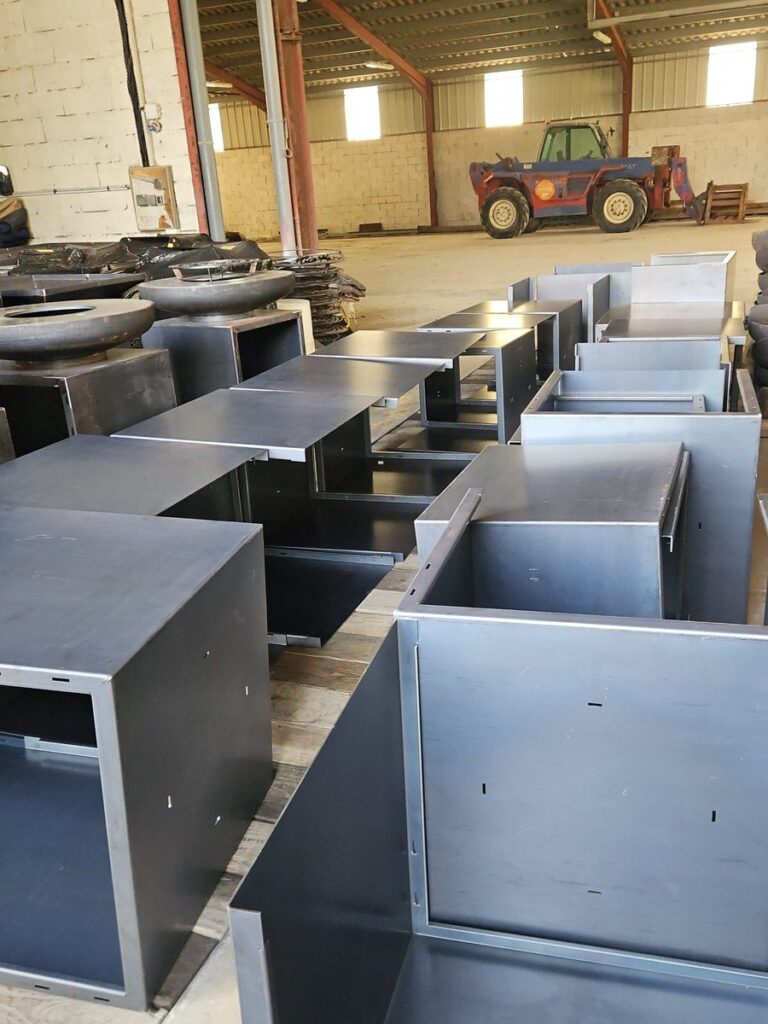 Caissons en acier brut alignés dans l'atelier de fabrication
