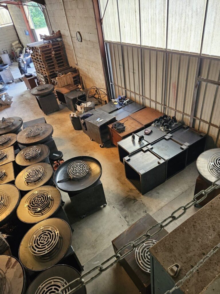 Plateaux de braséros et caissons rangés dans l'atelier, vus d'en haut