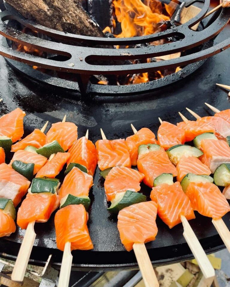 Brochettes de saumon et de concombre sur la plancha, grille en spirale au fond