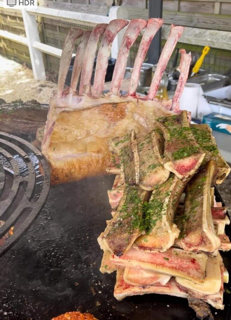 Carré d'agneau et côtes grillées sur la plancha