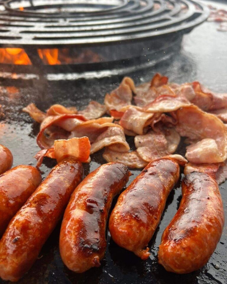 Chipolatas et lard grillés sur la plancha