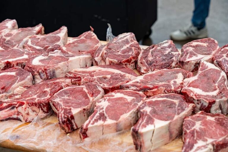Côtes de bœuf crues alignées sur une planche