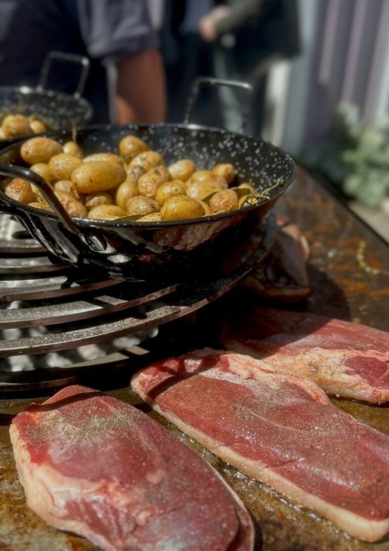 Côtes de bœuf et poêle de pommes de terre sur la plancha