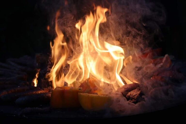 Flammes dans la nuit au-dessus du foyer