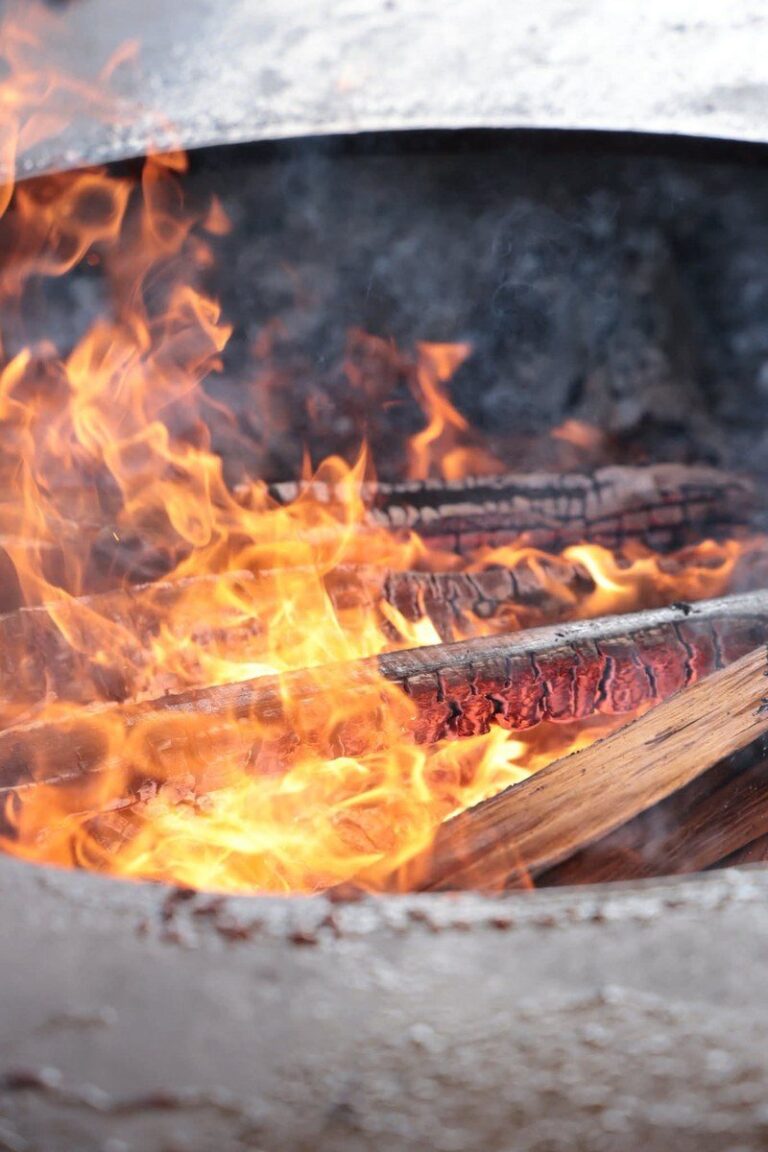 Flammes vives dans le foyer d'un braséro, vues du dessus