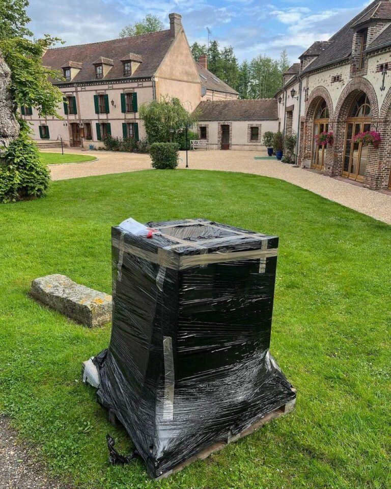 Braséro emballé sur palette dans la cour d'un manoir