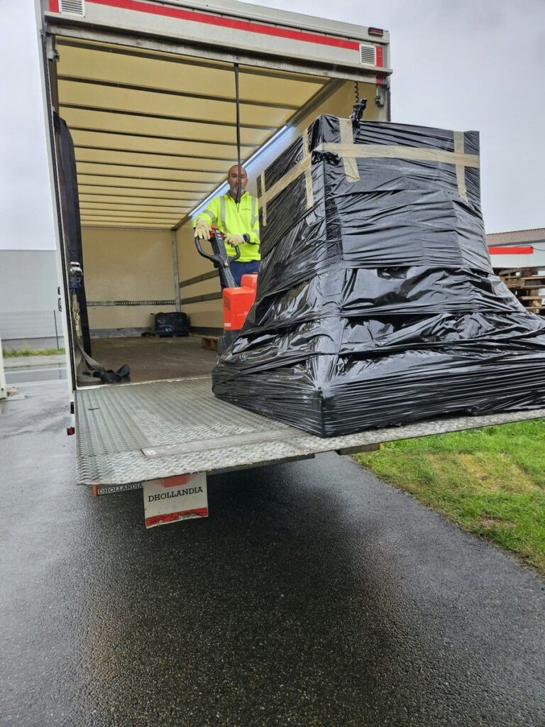 Braséro emballé sur le hayon d'un camion de livraison