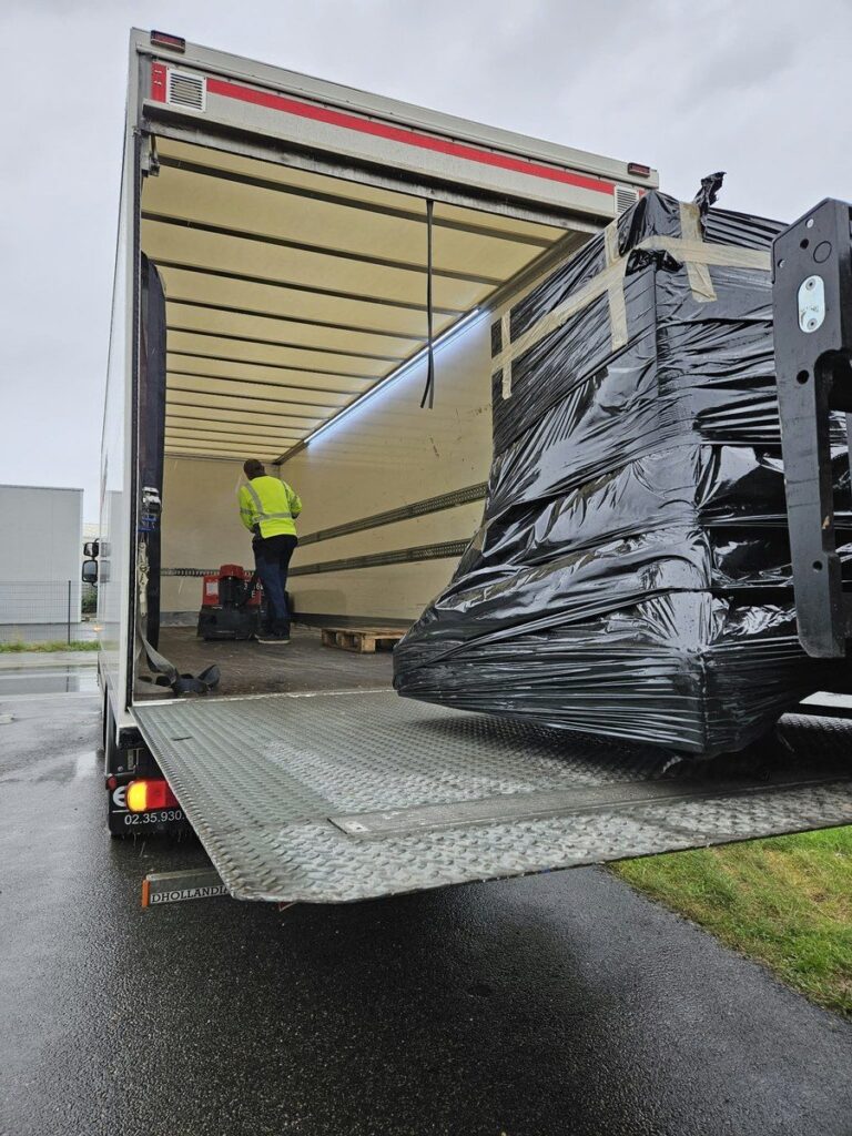 Braséro emballé dans un camion de livraison, vu de côté