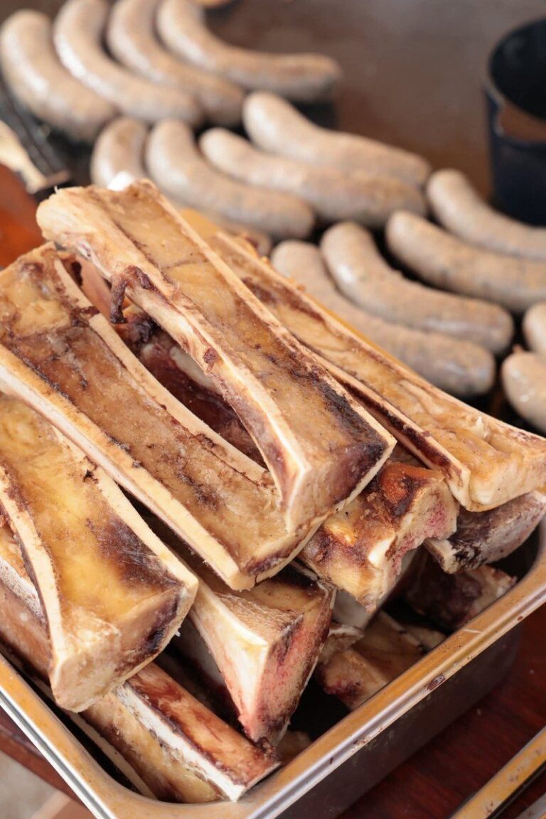 Os à moelle et saucisses blanches rangés dans un bac