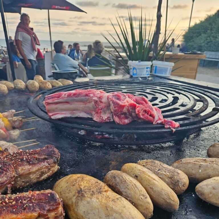 Carré d'agneau sur la grille en spirale, pommes de terre au premier plan