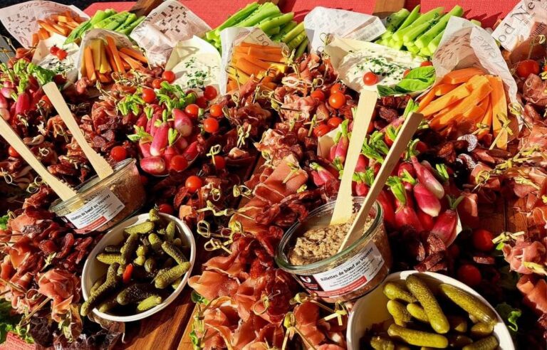 Plateau de charcuterie, radis et cornichons en bocal