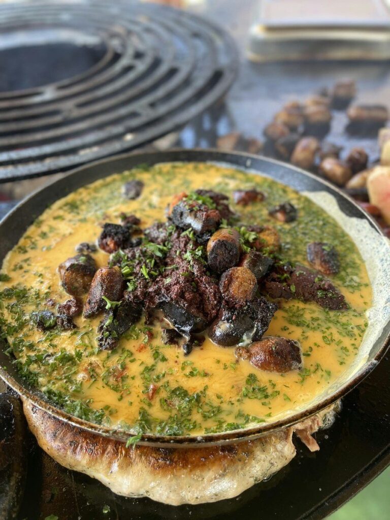Poêle d'œufs aux champignons et aux herbes sur la plancha