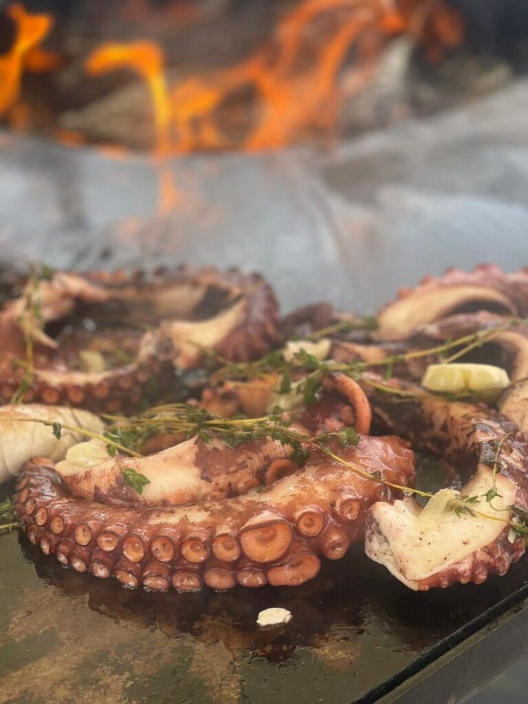 Poulpe grillé sur la plancha, flammes au fond