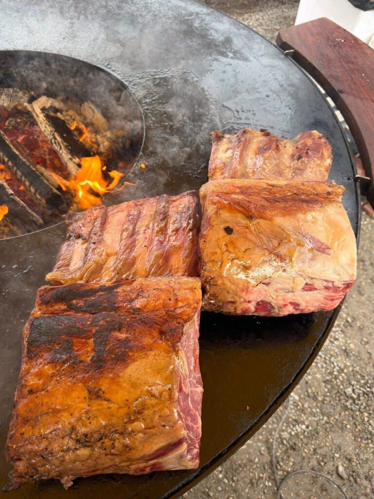 Travers de porc grillés sur le plateau d'un braséro, foyer en haut à gauche