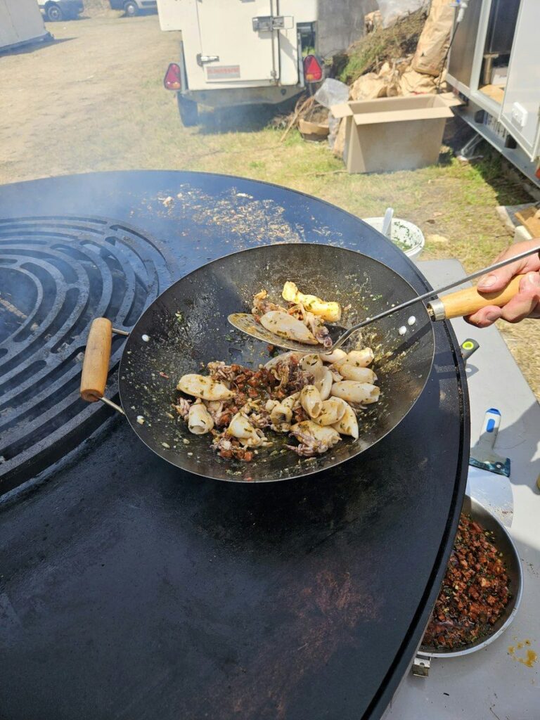 Wok de calamars à l'ail sauté sur la plancha