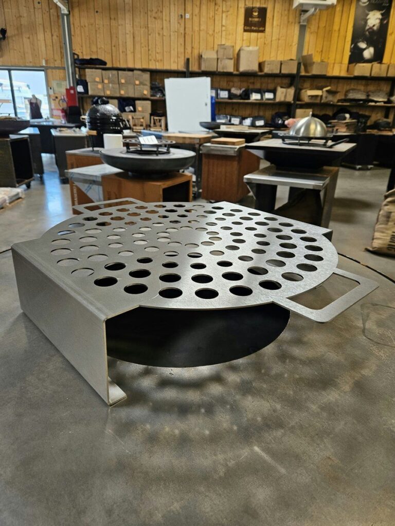 Grille à escargots en inox et son support, vue de trois quarts