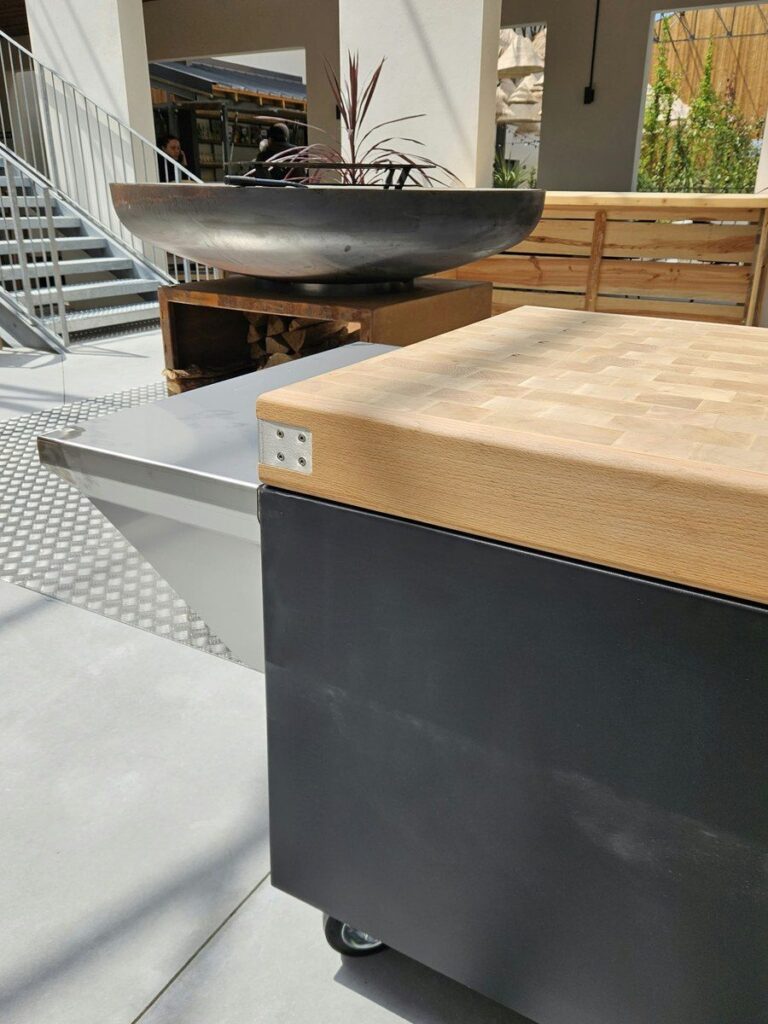 Plot de boucher sur socle noir, vue rapprochée du côté