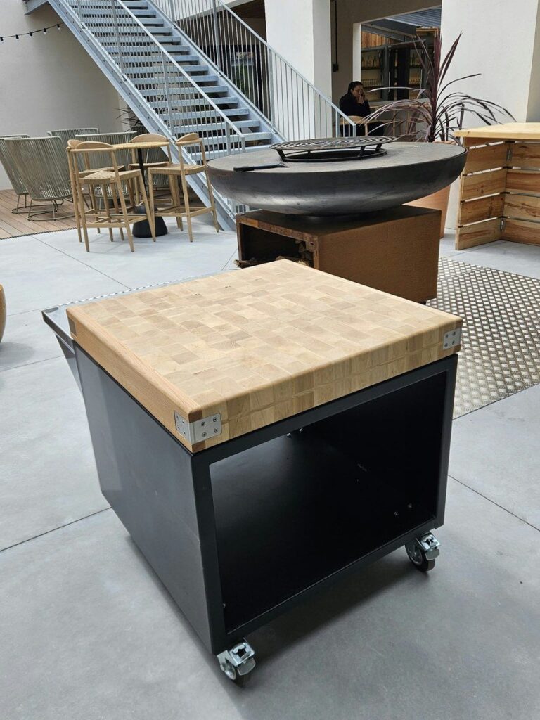 Plot de boucher sur socle noir à roulettes, vue de face