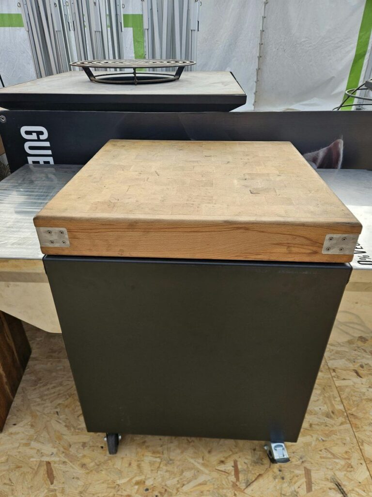 Plot de boucher sur socle en acier noir à roulettes