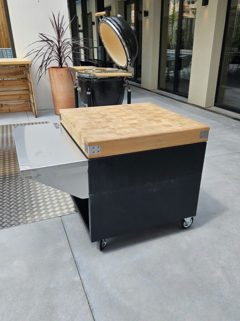 Plot de boucher avec sa tablette inox, vu de côté