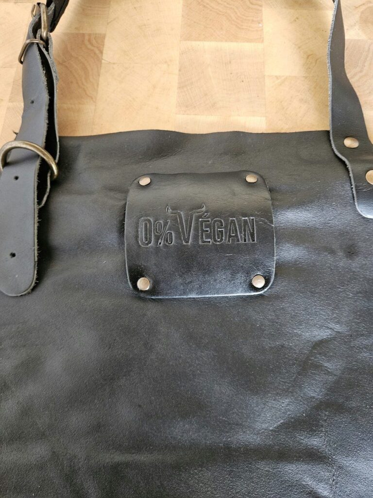 Tablier en cuir noir, plaque 0% Végan rivetée sur le plastron